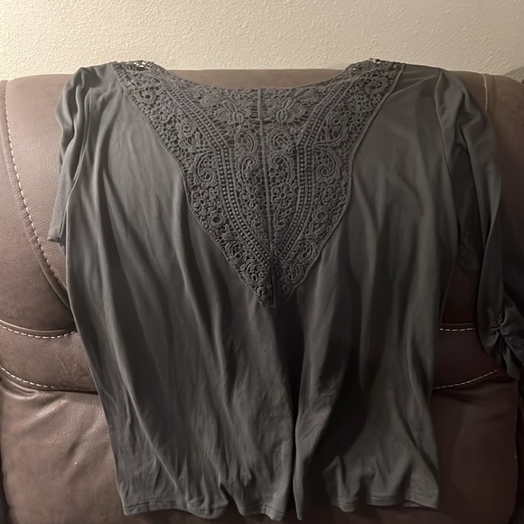 Green long sleeve shirt with lace - Picture 2 of 3